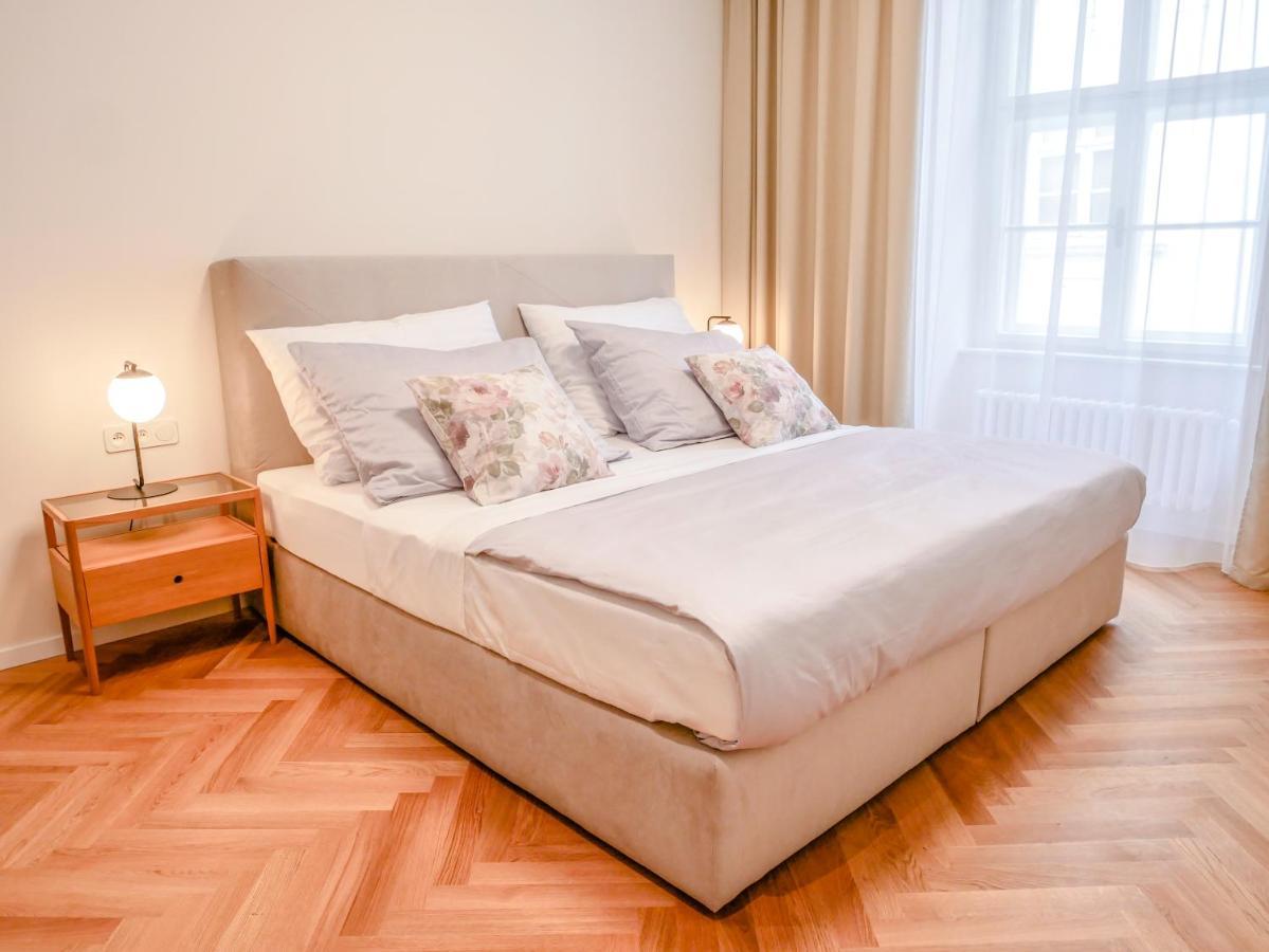 Apartman Laurinska 1 *